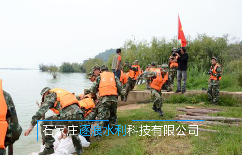 河南黃河沿岸地帶，利用防汛沙袋進(jìn)行擋水工作